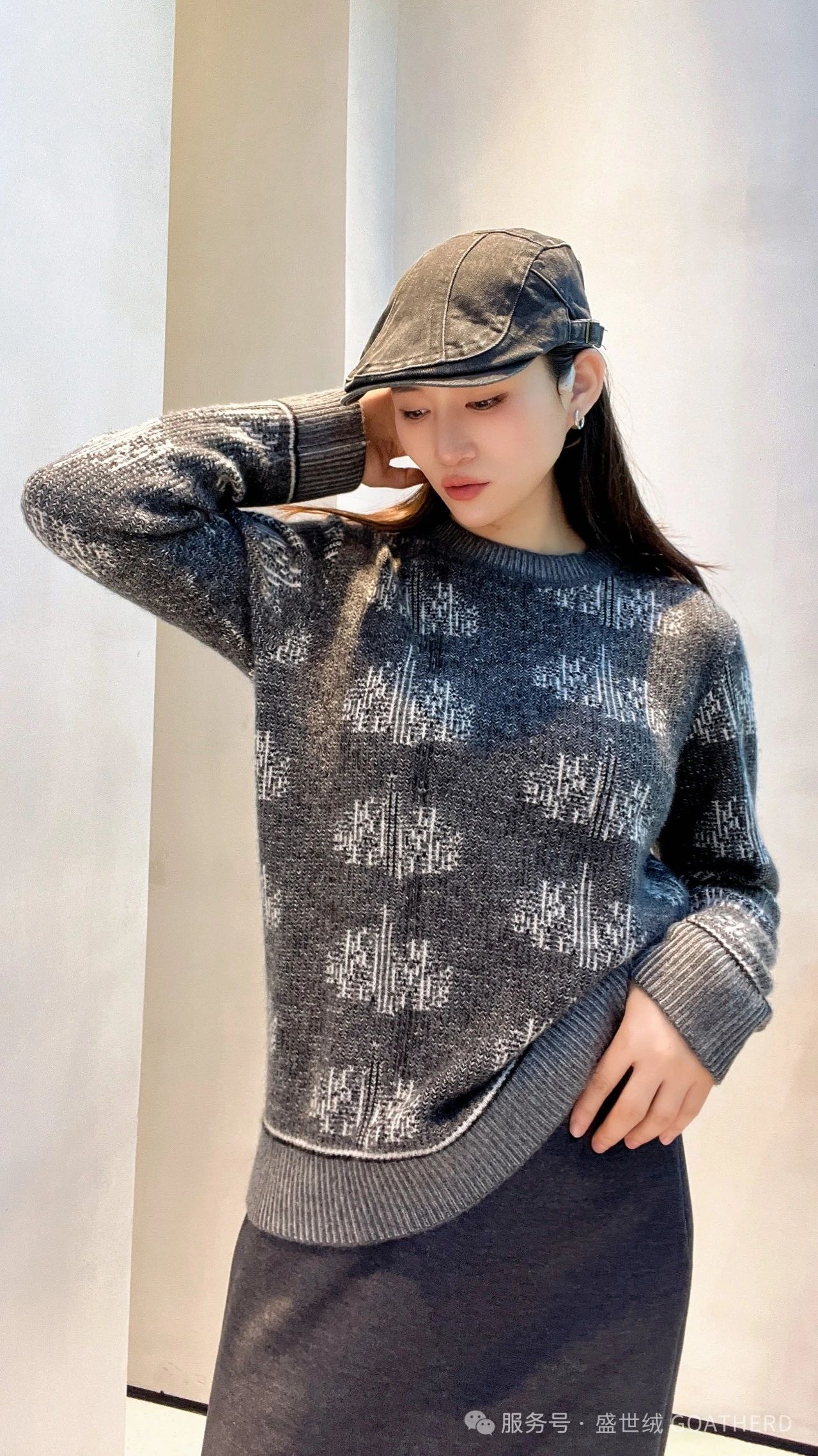 女士中長款羊絨毛衣，兼具時尚與實用